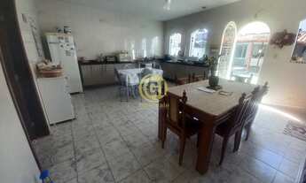 Imagem 2: Imóvel ideal para famílias grandes ou investidores! Localizado em terreno amplo de 350 m²