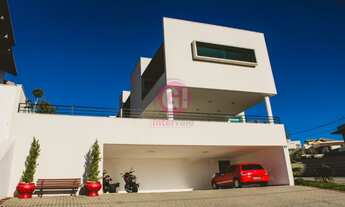 Imagem 2: Condomínio Residencial Jaguary. Sobrado, com garagem para 9 carros. Há 5 suítes, sendo uma