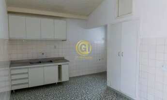 Imagem 6: Com 3 dormitórios, sendo 1 suíte, esta casa oferece o máximo de conforto e privacidade. Os