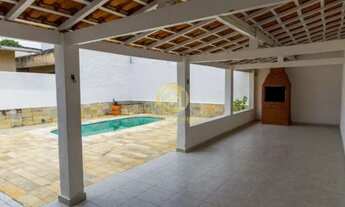 Imagem 4: Com 3 dormitórios, sendo 1 suíte, esta casa oferece o máximo de conforto e privacidade. Os