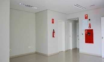 Imagem 3: SL00476 - Salão comercial, medindo 55,18m² de área útil com WC e recepção. Acabamento comp