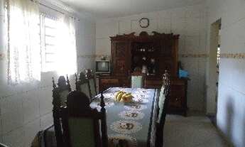 Imagem 1: Casa térrea, A/T 215,00 m², com A/C 191,25 m², tendo 3 dormitórios sendo uma suíte, sala d