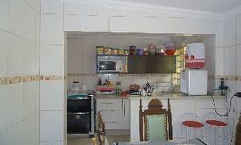 Imagem 4: Casa térrea, A/T 215,00 m², com A/C 191,25 m², tendo 3 dormitórios sendo uma suíte, sala d