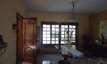 Imagem 6: Casa térrea, A/T 215,00 m², com A/C 191,25 m², tendo 3 dormitórios sendo uma suíte, sala d