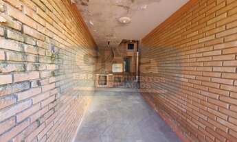 Imagem 4: EXCELENTE IMÓVEL EM AVENIDA LARGA COM CANTEIRO CENTRAL BASTANTE MOVIMENTADA, COM CASA PRI