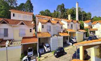 Imagem 1: Imóvel confortável, com entrada lateral, em condomínio charmoso com área de lazer bacana