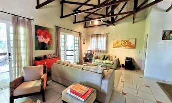 Imagem 3: Casa com privacidade cercada de áreas verdes preservadas do próprio condomínio. - O condom