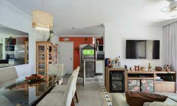 Imagem: Um apartamento jovem, com piso de cimento