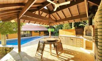 Imagem: A casa é simplesmente linda, em condomínio