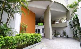 Imagem 4: O apartamento fica em andar alto, com uma vista incrível para o verde e muita luz natural