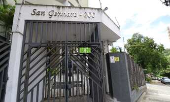 Imagem 3: O apartamento fica em andar alto, com uma vista incrível para o verde e muita luz natural