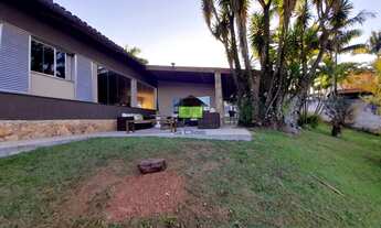 Imagem 6: Casa térrea com vista deslumbrante para a natureza. Localizada em um charmoso condomínio p