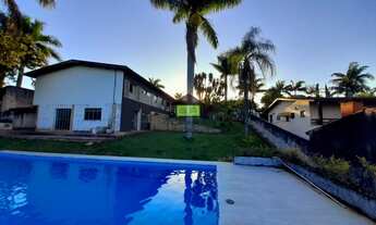 Imagem 4: Casa térrea com vista deslumbrante para a natureza. Localizada em um charmoso condomínio p