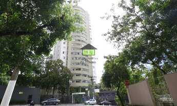 Imagem 2: O apartamento fica em andar alto, com uma vista incrível para o verde e muita luz natural