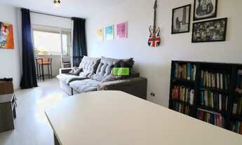 Imagem 5: O apartamento fica em andar alto, com uma vista incrível para o verde e muita luz natural