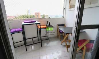 Imagem 7: O apartamento fica em andar alto, com uma vista incrível para o verde e muita luz natural