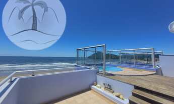 Imagem: Céu azul e vista frontal da praia são