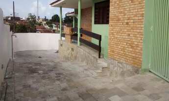 Imagem 2: CASA RESIDENCIAL COM 03 SUÍTES NO 13 DE MAIO, MEDINDO 205 METROS DE ÁREA PRIVATIVA, COM TE