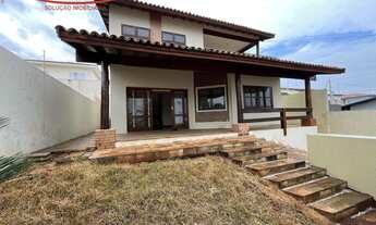 Imagem: Linda Casa no Centro de Jaguariúna Disponível