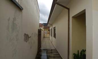 Imagem 7: Casa com três quartos sendo uma suíte, sala, copa, cozinha, Banheiro Social mais edícula c