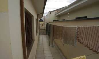 Imagem 5: Casa com três quartos sendo uma suíte, sala, copa, cozinha, Banheiro Social mais edícula c