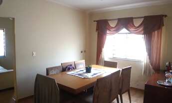 Imagem 3: Casa com três quartos sendo uma suíte, sala, copa, cozinha, Banheiro Social mais edícula c