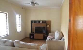 Imagem 1: Casa com três quartos sendo uma suíte, sala, copa, cozinha, Banheiro Social mais edícula c