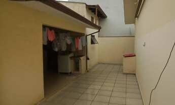 Imagem 6: Casa com três quartos sendo uma suíte, sala, copa, cozinha, Banheiro Social mais edícula c