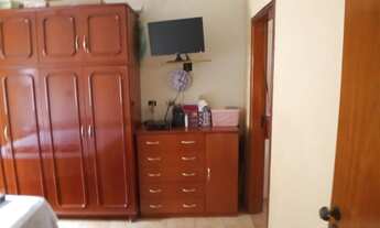 Imagem 4: Casa com três quartos sendo uma suíte, sala, copa, cozinha, Banheiro Social mais edícula c