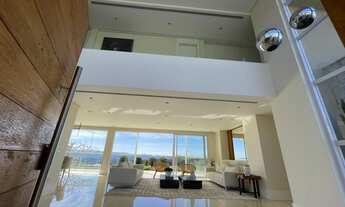 Imagem 2: Casa moderna em Alphaville Santana de Parnaíba-SP: 4 suítes, elevador, vista mata. Agende