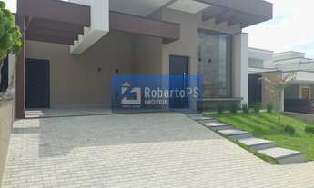 Imagem: Casa em condomínio recém construída com