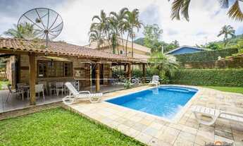 Imagem: Casa em condomínio, amplo jardim com piscina