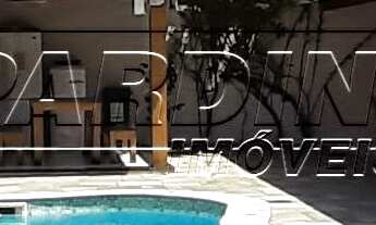 Imagem: Casa clean em condomínio, com piscina