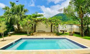 Imagem: Ampla casa com piscina em condomínio fechado