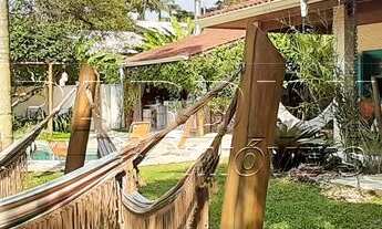 Imagem 4: Casa de temporada em condomínio com piscina e espaço gourmet, a 130 metros da Praia do Láz