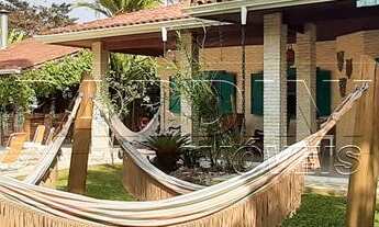 Imagem 3: Casa de temporada em condomínio com piscina e espaço gourmet, a 130 metros da Praia do Láz