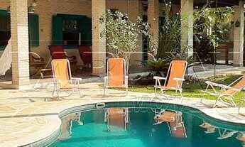 Imagem 2: Casa de temporada em condomínio com piscina e espaço gourmet, a 130 metros da Praia do Láz