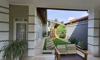 Imagem 2: Excelente casa em condomínio com 4 suítes, varanda gourmet e piscina, na praia do Lázaro e