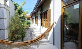 Imagem 4: Excelente casa em condomínio com 4 suítes, varanda gourmet e piscina, na praia do Lázaro e