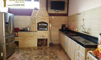 Imagem: Casa ampla e moderna com churrasqueira na