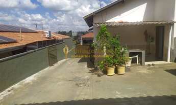 Imagem 2: Casa á venda com 3 dormitórios, ampla garagem e quintal no bairro Vila Paes, região centra