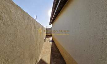 Imagem 4: Casa á venda com 2 dormitórios, ampla garagem coberta e quintal no bairro Pacaembu III na