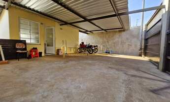 Imagem 2: Casa á venda com 2 dormitórios, ampla garagem coberta e quintal no bairro Pacaembu III na