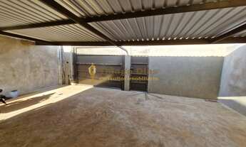 Imagem 1: Casa á venda com 2 dormitórios, ampla garagem coberta e quintal no bairro Pacaembu III na