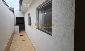 Imagem 4: Casa ampla à venda com 4 dormitórios (sendo 1 suíte com closet), 2 vagas na garagem e vara