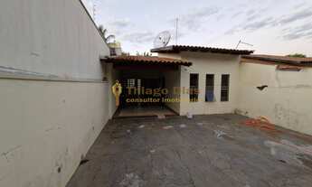 Imagem 2: Casa á venda com 2 dormitórios (sendo 1 suíte) 3 vagas e quintal no bairro Jardim Marin na