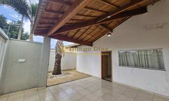 Imagem 2: Casa á venda com 3 dormitórios (sendo 1 suíte), 2 vagas cobertas e varanda com churrasquei