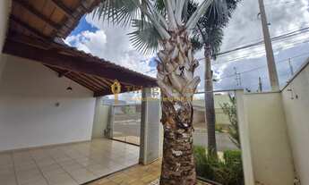 Imagem 4: Casa á venda com 3 dormitórios (sendo 1 suíte), 2 vagas cobertas e varanda com churrasquei