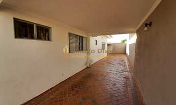 Imagem 3: Casa com 3 dormitórios, ampla varanda com churrasqueira para locação em ótima localização