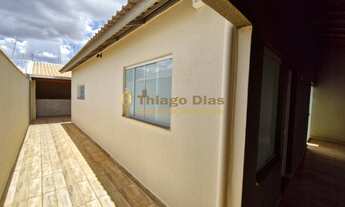 Imagem 4: Casa á venda com 2 dormitórios, 2 vagas, 2 banheiros e ampla varanda com quintal e corredo